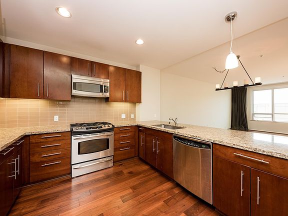 5th image of 325 Berry St APT 506