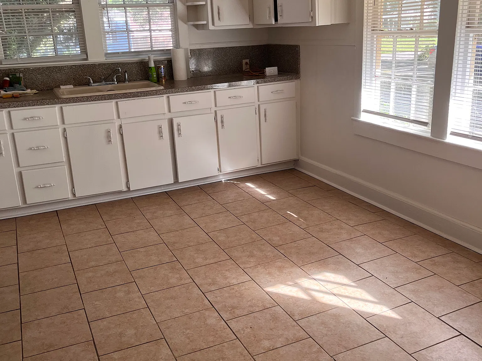 3 bed, 1.5 bath, 1096 sqft, $2,000 — Photo 2