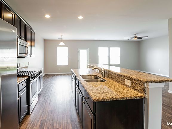 3rd image of 144 Beacon Falls Ct
