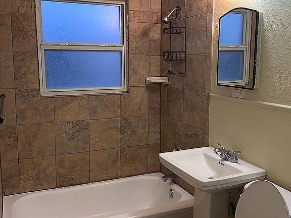4th image of 100 20th St Unit E