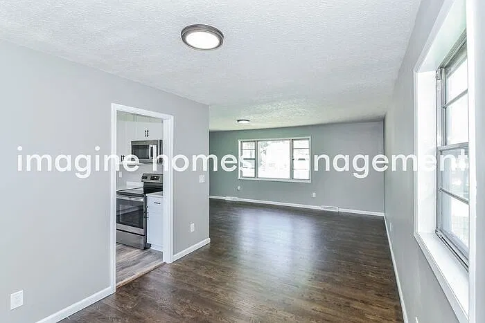 3 bed, 2.0 bath, 1977 sqft, $2,095 — Photo 3