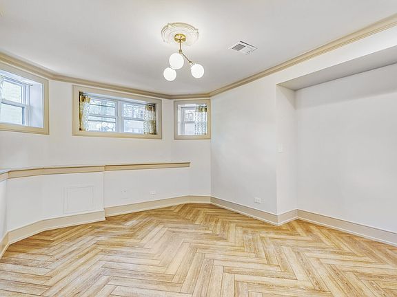 4th image of 2704 W Argyle St #G