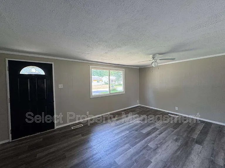 1210 Asbury Dr — Photo 2