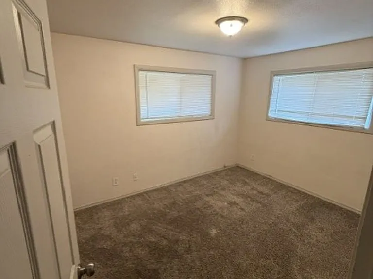 512 S Yew St — Photo 2
