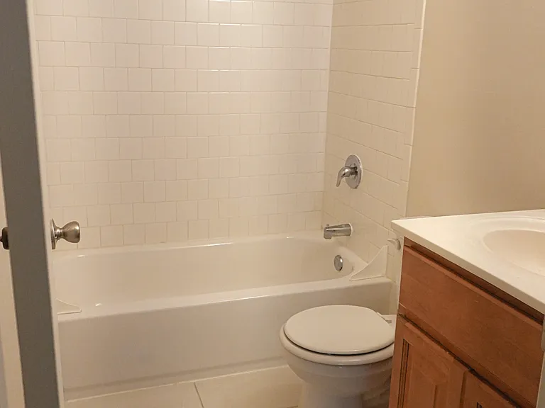 Edmondson Park Apartments — Photo 10