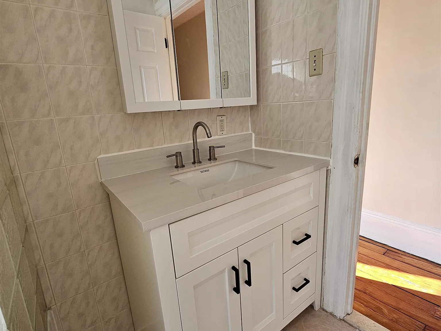 3 bed, 1.0 bath, $3,000 — Photo 2