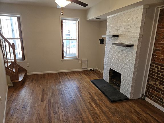 Cozy living room with working fireplace and pre-wired for Verizon Fios
