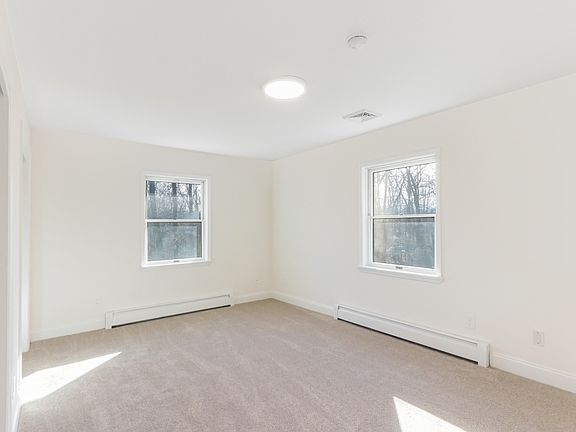 4th image of 22 Reddings Pl #1