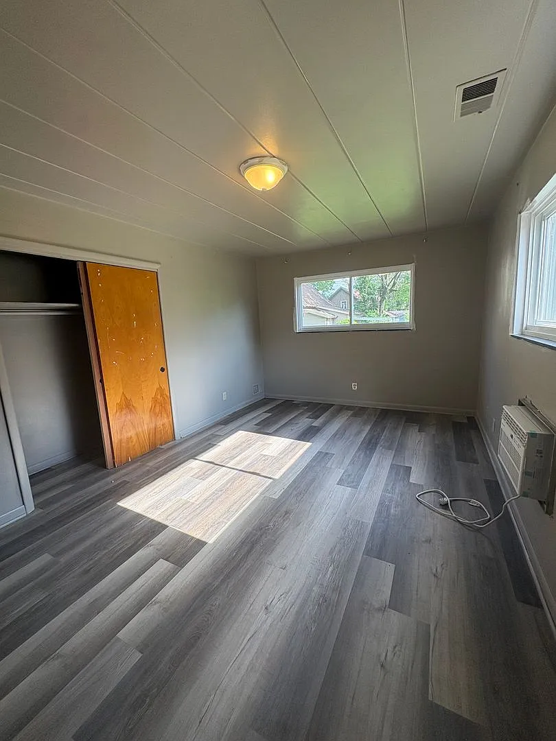 Spacious 1,200 Sq Ft Apt w/Garage Near Downtown Dayton — Photo 3