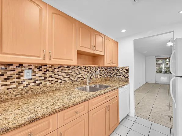 4850 NW 29th Ct APT 125, Lauderdale Lakes, FL 33313