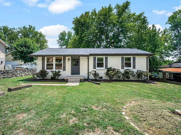 205 Cedar Dr — Photo 2
