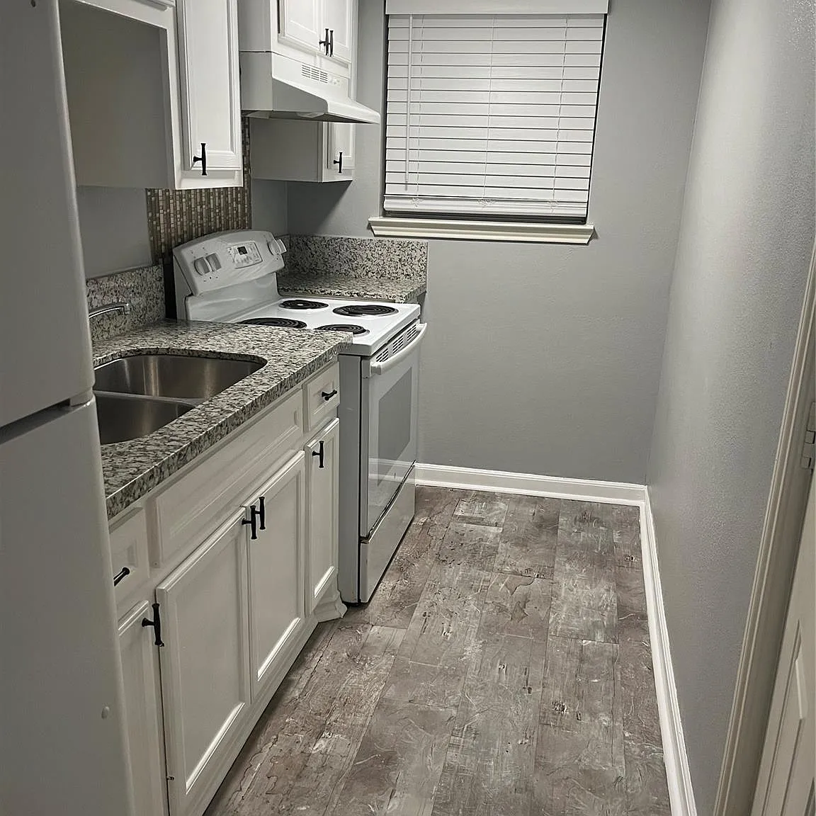 2 bed, 1.0 bath, 1200 sqft, $1,300 — Photo 3