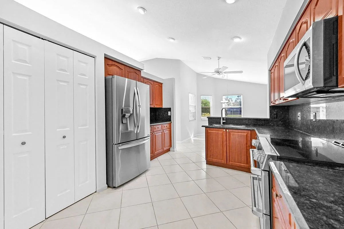 3 bed, 2.0 bath, 1956 sqft, $3,900 — Photo 3