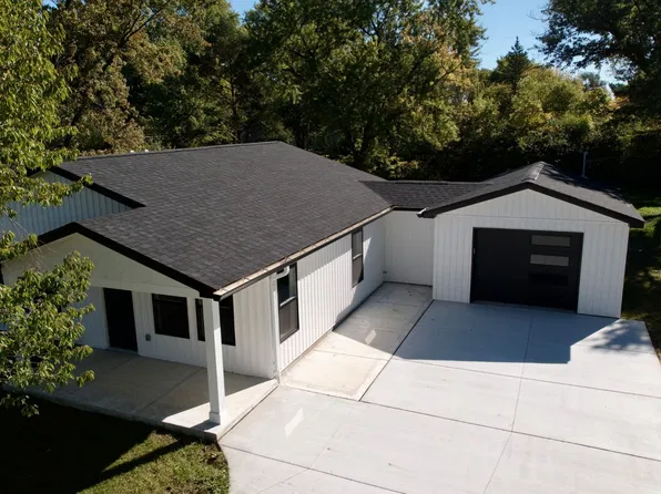 6165 Woodsdale Dr, Grand Blanc, MI 48439