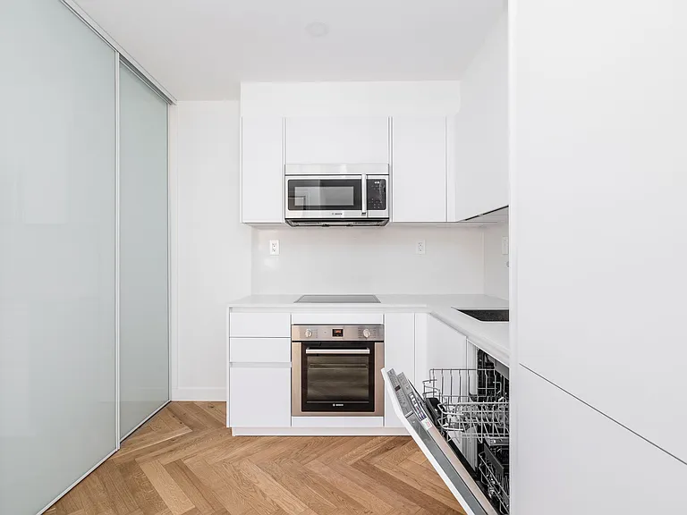 110 Wellesley St E — Photo 5