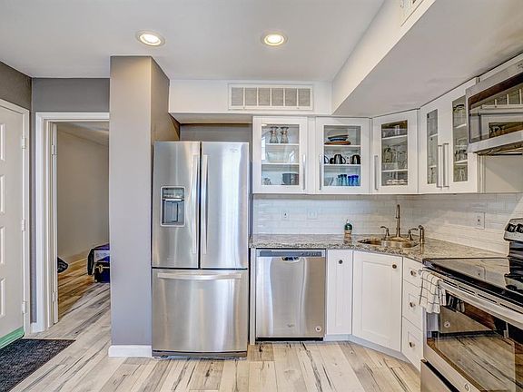 3rd image of 10855 Meadowglen Ln APT 824