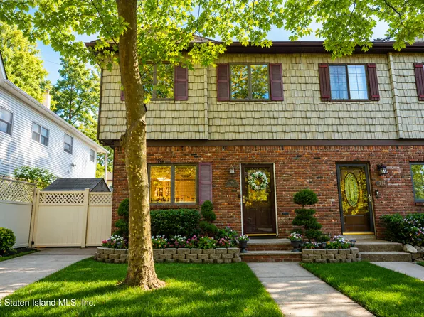 716 Drumgoole Rd W, Staten Island, NY 10312