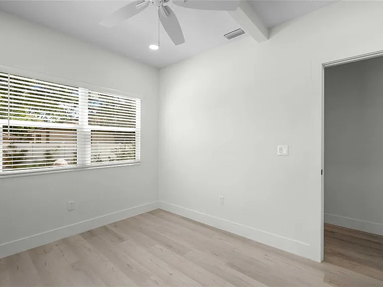 2203 N Blvd — Photo 39