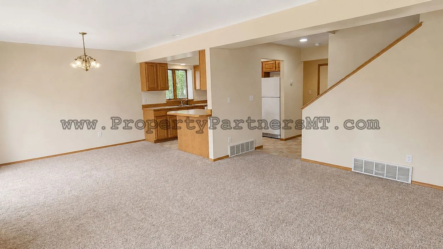 Spacious 3 Bed/2.5 Bath Duplex with Garage! — Photo 2