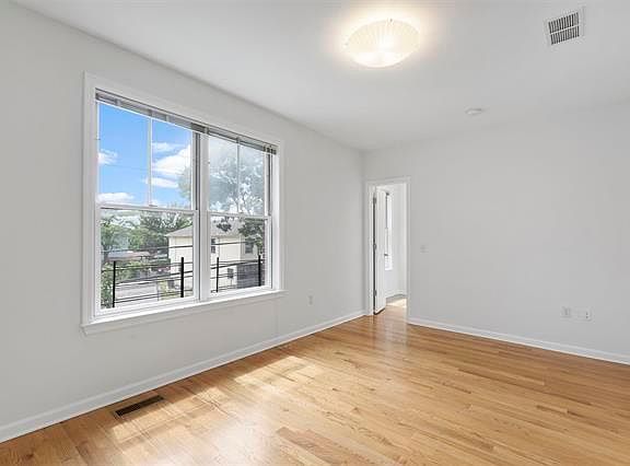 4th image of 435 Whiton St #2
