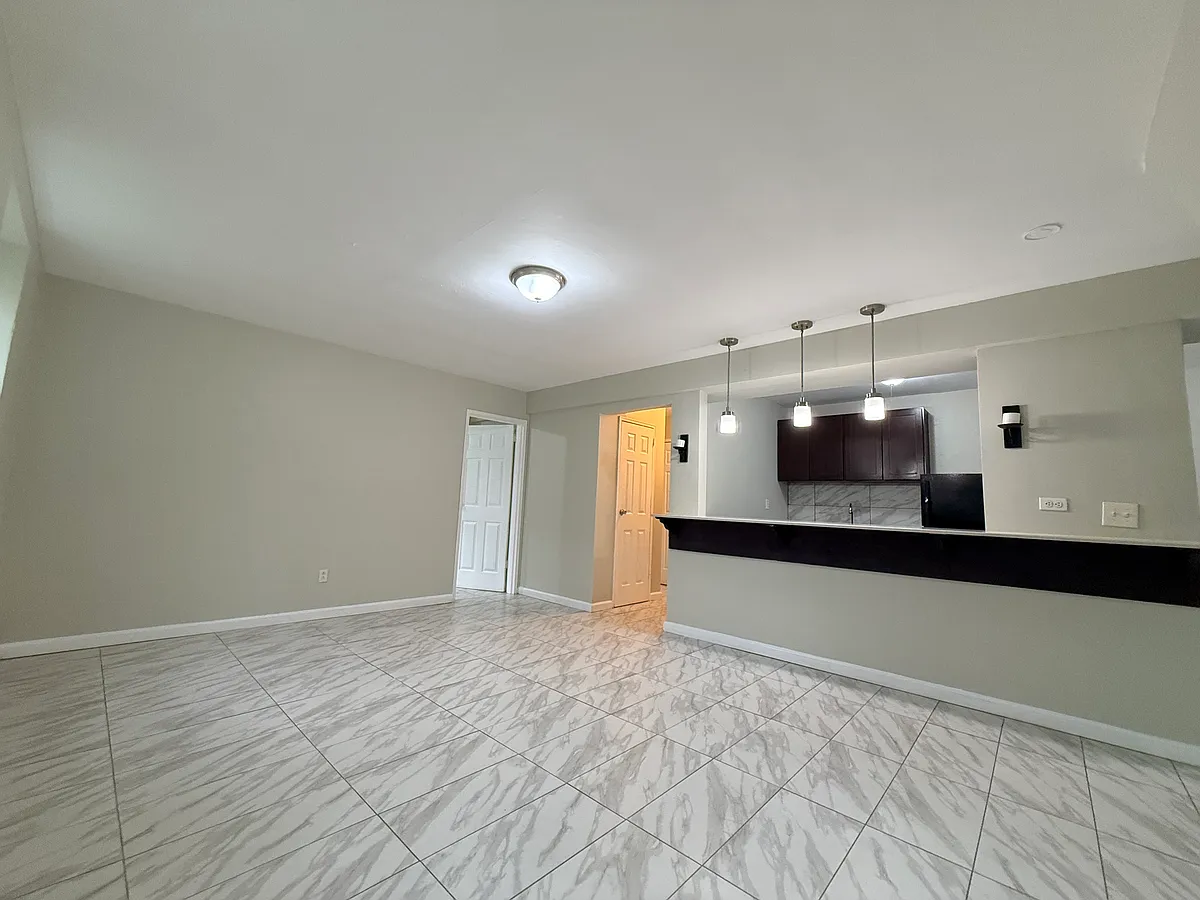 Building Photo - 111-112 Lincoln Ave #6