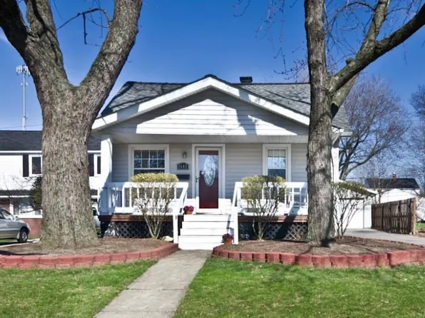 1547 Crestwood Rd, Mayfield Heights, OH 44124