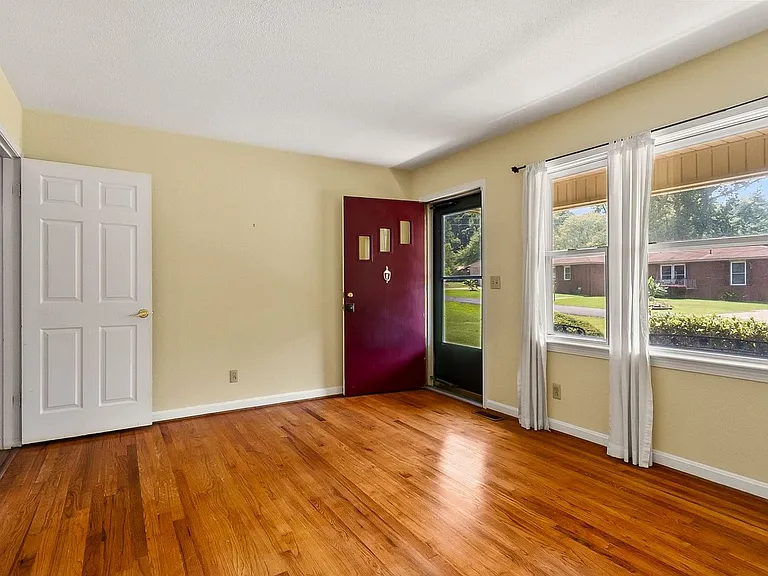 2496 Valley View Ln — Photo 5