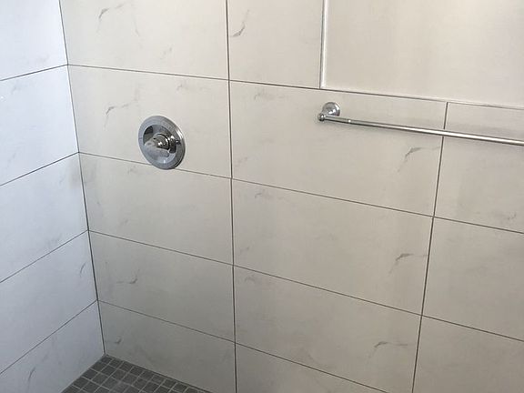 5th image of 2335 31st St APT 1R