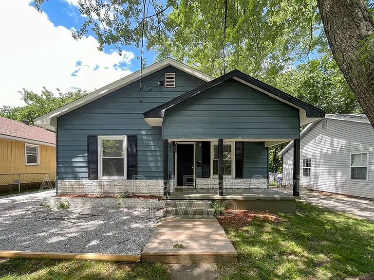 1621 W Lee St — Photo 1