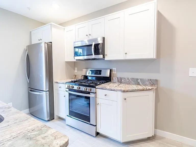 244 W 6th St #5 — Photo 5