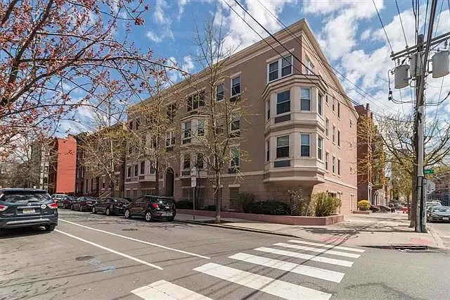 242 Barrow St #1D — Photo 13