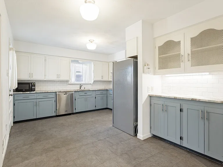 428 E Spring Valley Rd — Photo 12