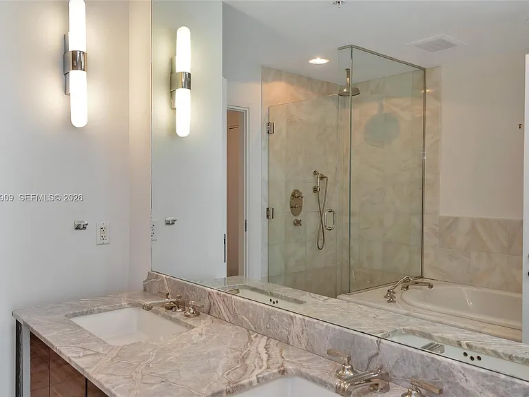 50 S Pointe Dr #2007 — Photo 32