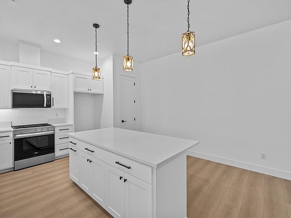 3rd image of 208 Bogey Ln