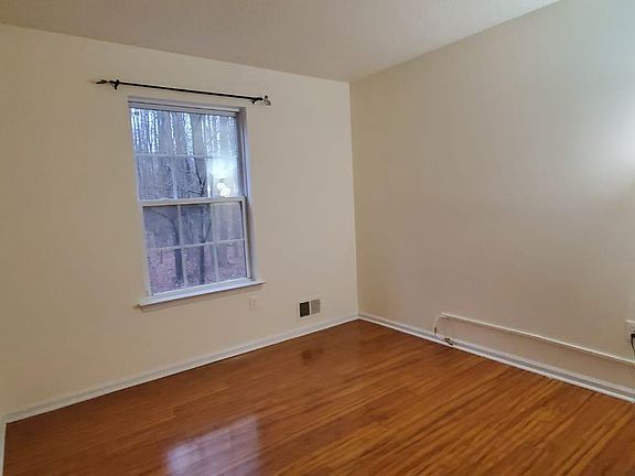 2ND BEDROOM (1ST FLOOR)