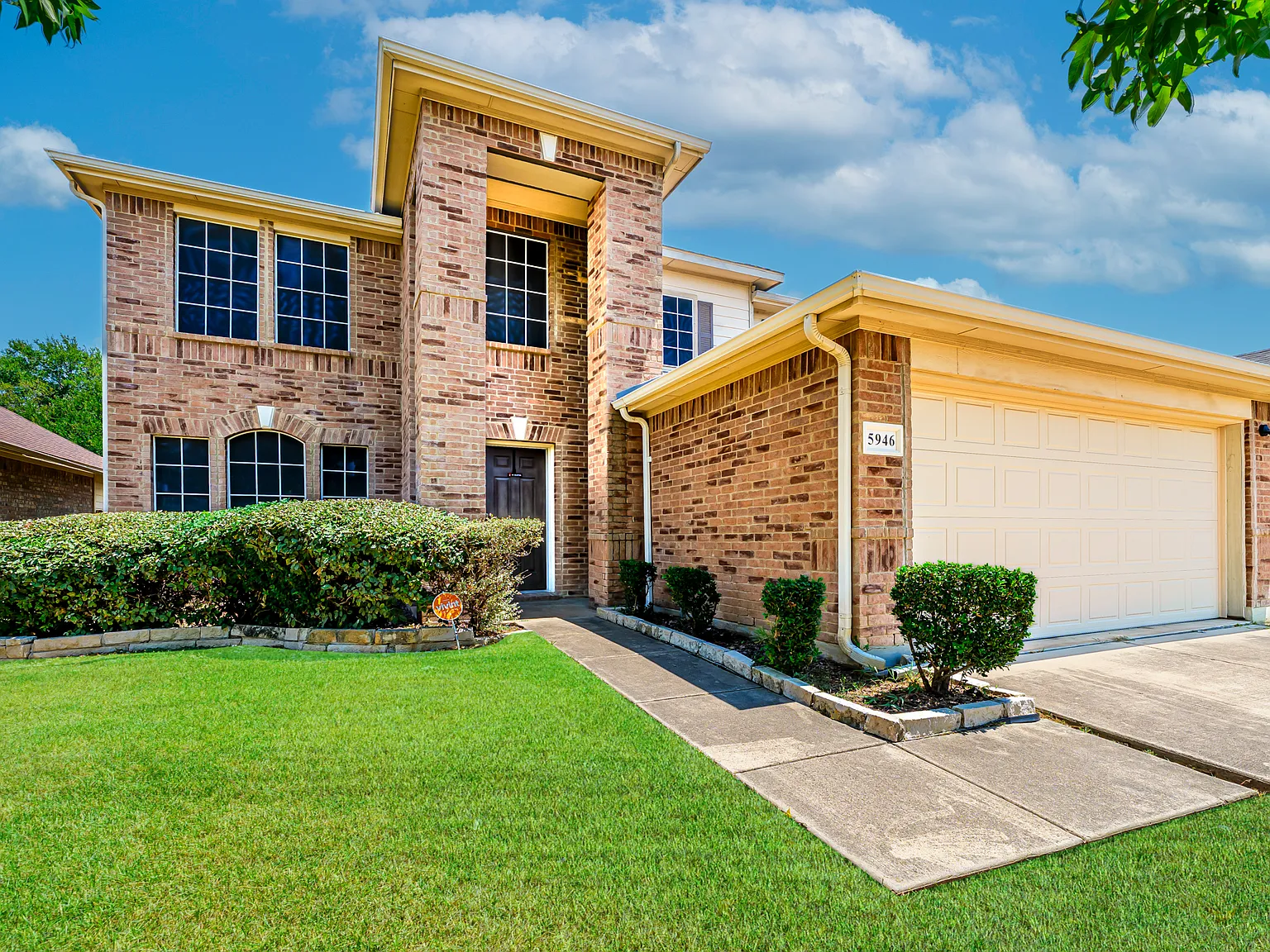 4 bed, 2.5 bath, 2391 sqft, $2,695 — Photo 1