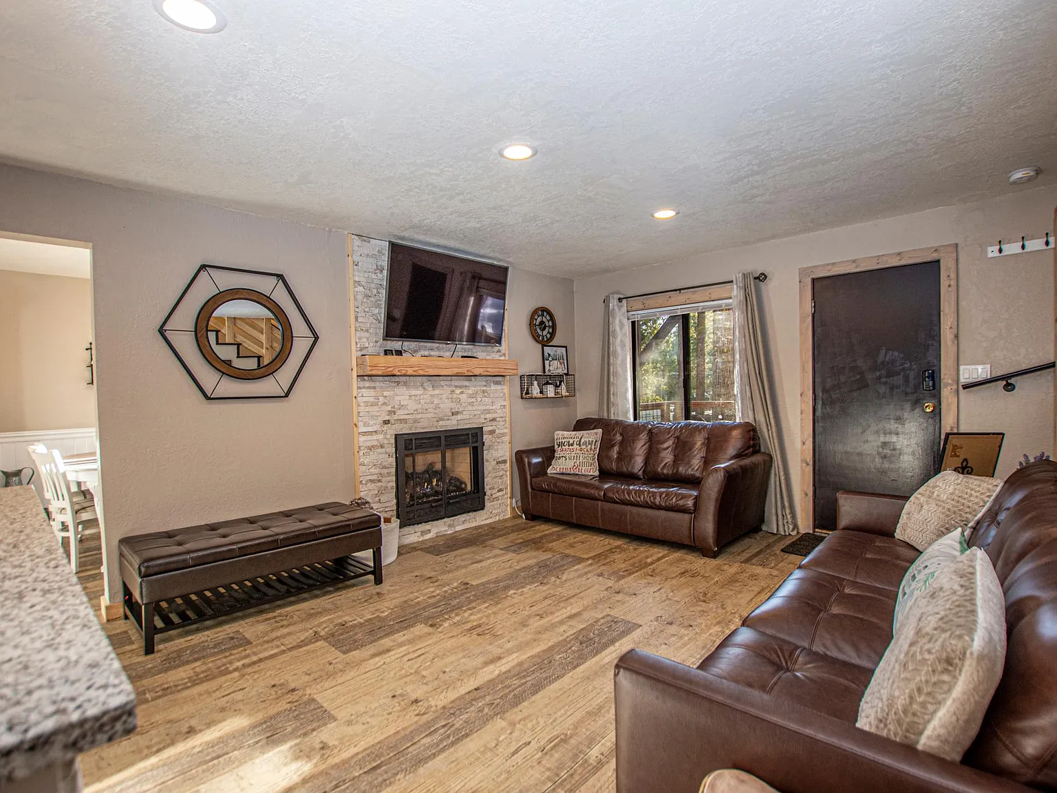 3 bed, 1365 sqft, $3,200 — Photo 3