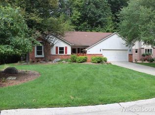 887 Woodridge Ct, Rochester Hills, MI 48307