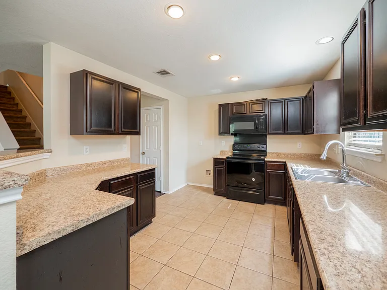 141 Clover Cv — Photo 10