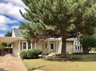 909 N 9th St, Perry, OK 73077