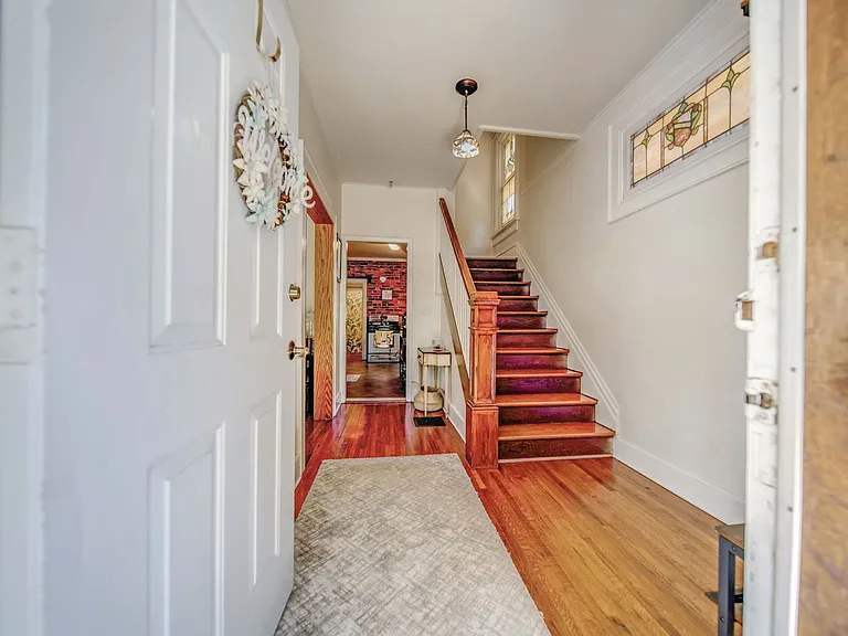 2405 Summit St — Photo 5