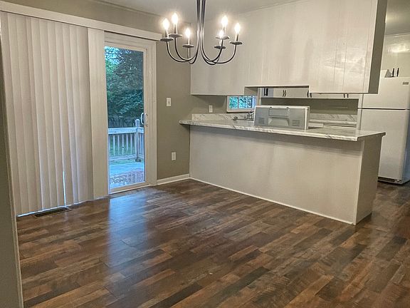 3rd image of 325 Forest Rd