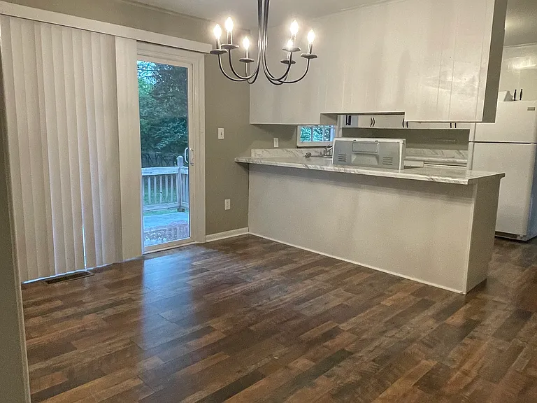 325 Forest Rd — Photo 3