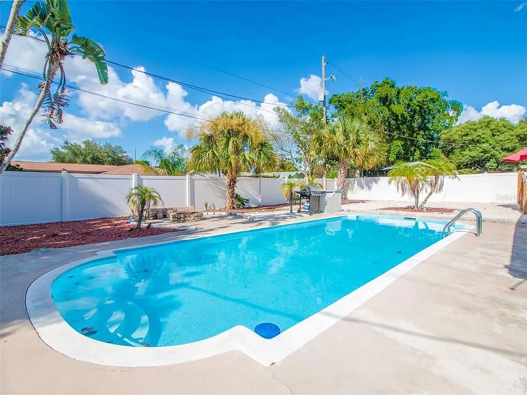 4 bed, 2.0 bath, 1786 sqft, $3,600 — Photo 2