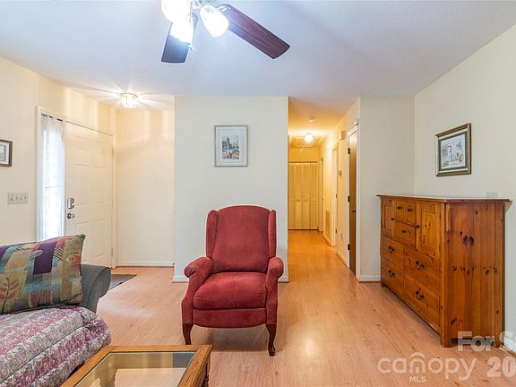 5th image of 3384 Farm Lake Dr SW