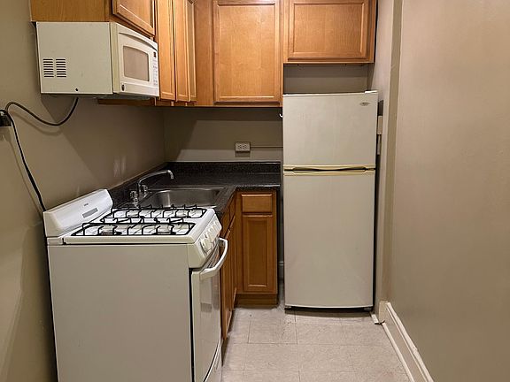 2nd image of 537 W Deming Pl #104