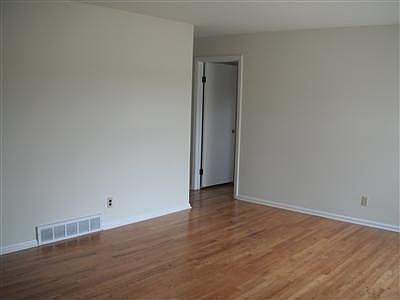 3rd image of 926 W 30th St