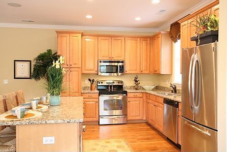 Spacious kitchen with 8' center island!