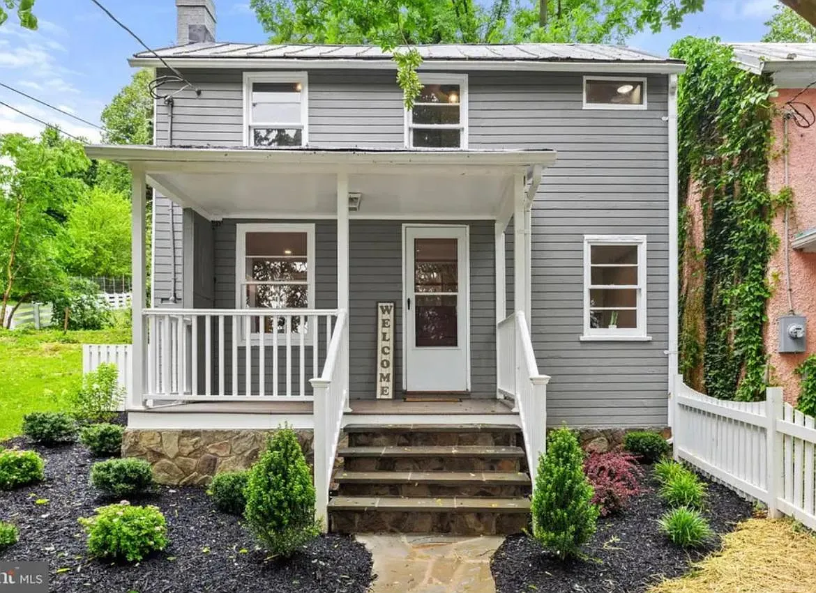 38 Spring Ln — Photo 3