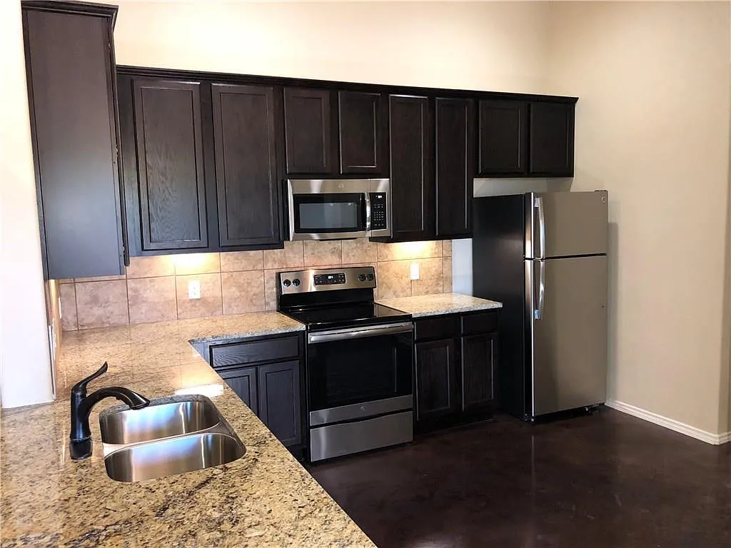 3 bed, 2.0 bath, 1372 sqft, $1,675 — Photo 3